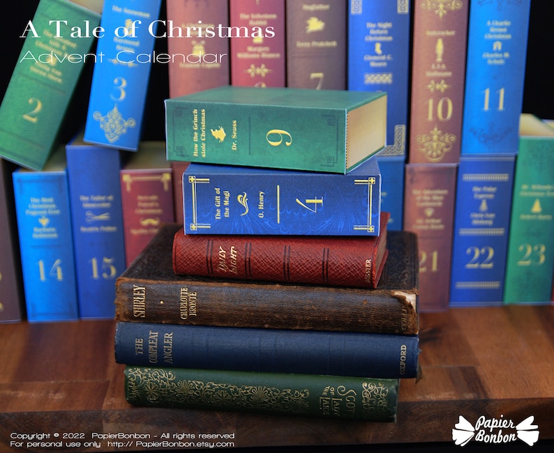 Puede incluir: Una pila de libros en miniatura con letras doradas y n&uacute;meros en los lomos, dispuestos para parecer un calendario de adviento. Los libros est&aacute;n apilados sobre una superficie de madera. El libro superior es verde y dice "How the Grinch Stole Christmas". El libro inferior es verde y dice "Scott of the Antarctic".