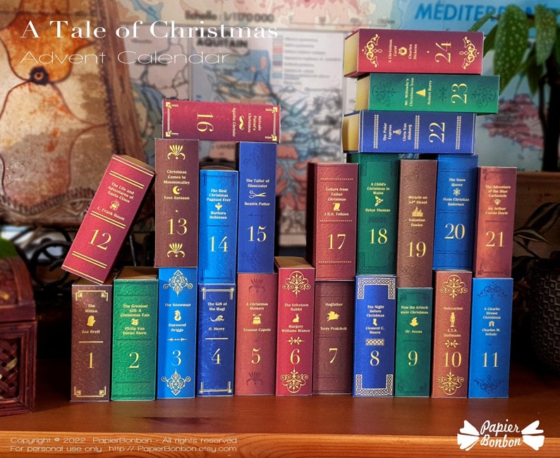 Puede incluir: Un calendario de adviento de Navidad con 24 libros en miniatura, cada uno con un t&iacute;tulo y un n&uacute;mero diferente. Los libros est&aacute;n apilados en forma de pir&aacute;mide, con el libro m&aacute;s grande en la parte inferior y el m&aacute;s peque&ntilde;o en la parte superior. Los libros est&aacute;n decorados con detalles dorados y tienen un aspecto vintage.