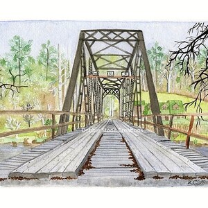 Könnte beinhalten: Aquarellmalerei einer Brücke mit einer Metallfachwerkstruktur und Holzplanken. Die Brücke überspannt ein Gewässer, umgeben von Bäumen und Grün. Der Himmel ist bedeckt und das Gemälde hat eine weiche, natürliche Farbpalette.
