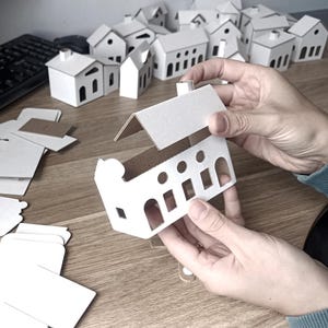 Kit de aldea de casas Putz, 24 casas de cartón en miniatura para manualidades, proyecto de Adviento, decoración navideña
