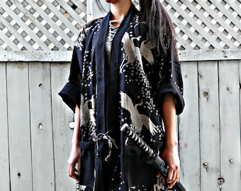 Schwarzer Sakura Crane Kimono Noragi Hanten Happi Für Männer & Frauen, die in den Größen Regular und XXL erhältlich sind