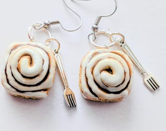 Kaneelroloorbellen - miniatuur voedselsieraden, oneetbare sieraden, cadeaus voor fijnproevers, statementoorbellen, kaneelbroodjes, cakeoorbellen