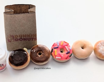 Heißer Kaffee zum Mitnehmen Tasse und verschiedene Donut Ohrstecker, Miniatur Essen Schmuck, Junk-Food-Ohrringe, ungenießbarer Schmuck, Kaffee Schmuck, Donut