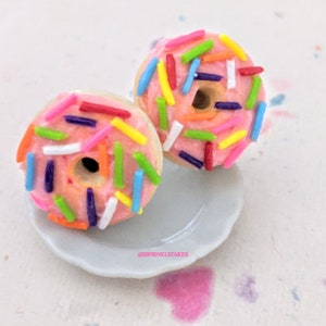 Studs de donut glaseado rosa, joyería de alimentos en miniatura, joyería no comestible, joyería de donut rosa, pendientes de donut espolvoreado rosa, mini dulce, Kawaii