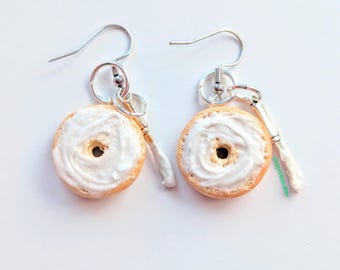 Bagel mit Frischkäse Ohrringe - Miniatur Essen Schmuck, ungenießbarer Schmuck, Geschenke für Foodies, Statement Ohrringe, Bagel Ohrringe