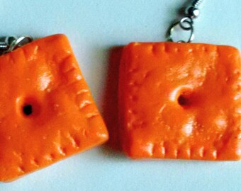 Cheez-It Ohrringe - Miniatur Essen Schmuck - Nicht essbarer Schmuck - Kinder Schmuck - Gefälschte Lebensmittel Schmuck - Käse Cracker Schmuck - Kawaii Schmuck