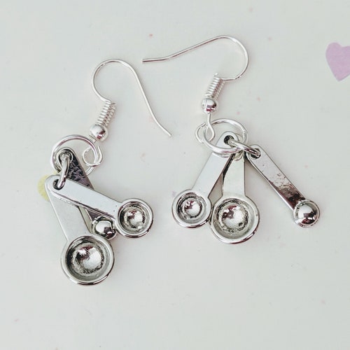 Pendientes de cuchara medidora - Joyas de comida en miniatura - Joyas no comestibles - Joyas para hornear - Joyas para cocinar - Joyas para niños - Joyas de comida chatarra