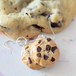 Pendientes de galleta con trozos de chocolate, joyas de comida en miniatura, joyas de comida chatarra, joyas no comestibles, regalo para ella, pendientes de galleta con trozos de chocolate