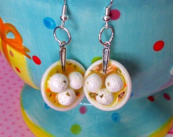 Matzo Ball Soup Ohrringe, Miniatur Essen Schmuck, Jüdisches Essen Schmuck, ungenießbar Schmuck, Pessach Schmuck, Matza Ball Soup Ohrringe, Kawaii