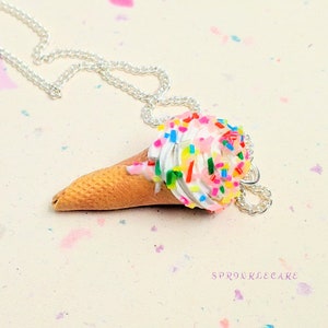 Vanille w / Streuseln Eis Kegel Halskette, Miniatur Essen Schmuck, ungenießbar Schmuck, Kawaii Schmuck, Eis Schmuck, Dessert Schmuck