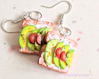 Avocado und Tomaten Toast Ohrringe, Miniatur Essen Schmuck, Unedible Schmuck, Brot Schmuck, Brot Ohrringe, Kawaii, Frühstück Essen Schmuck