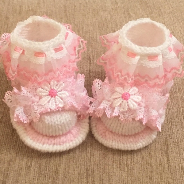 Baby knitting patterns - Lacy Sandals with Lacy Socks size 0-6mths