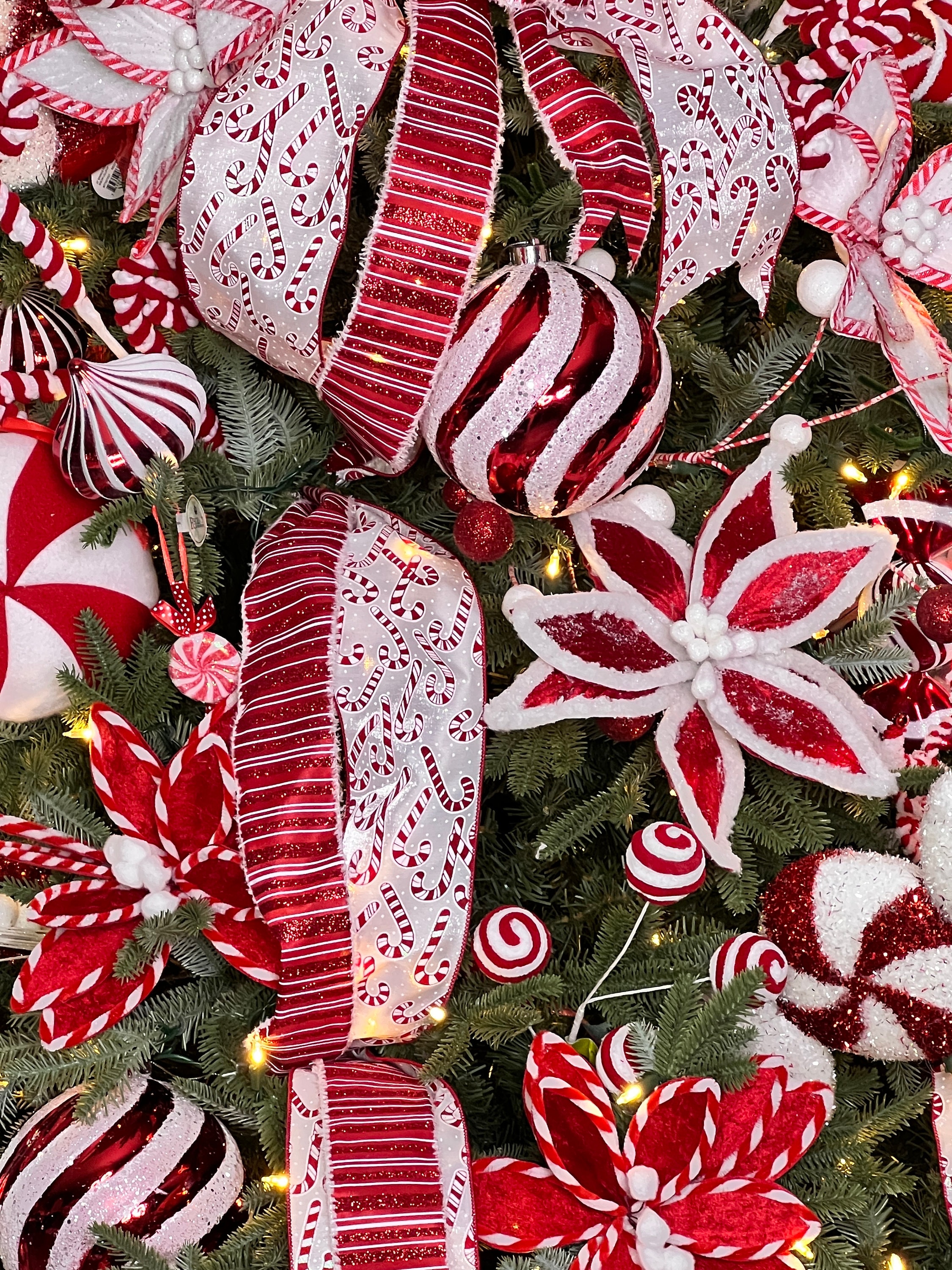 Ornement Cupcake De Noël - Saupoudré Et Enduit De Sucre - Thème Bonbon Menthe Poivrée