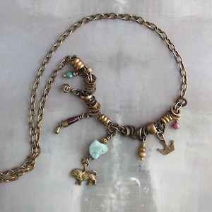 Messing Löwe Halskette mit rohen Aquamarin Nugget, Chunky Charme Halskette mit Edelsteinen, Einzigartiges Schmuck Geschenk, Handwerker Halskette, Tier Anhänger