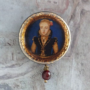 Young Queen Elizabeth I portrait miniature, Renaissance pinback button with jewel, 16th century cosplay jewelry, Anglophile gift