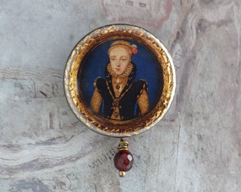Young Queen Elizabeth I portrait miniature, Renaissance pinback button with jewel, 16th century cosplay jewelry, Anglophile gift