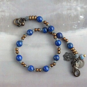 Blue lapis bracelet with knotted stones, Gemstone and brass bracelet, Jewelry gift for her, Rustic beaded bracelet, September birthstone