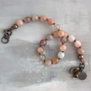 Natural sunstone and moonstone bracelet with knotted stones, Peach bead jewelry, Clasp bracelet, Gift for bride, Neutral jewelry