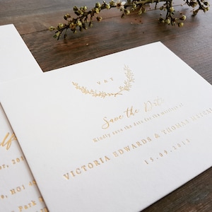 Gold Foil Wedding Invitation, Wreath, Monogram, Deckled, Torn edge, Minimal, Tilly Sample 画像 4