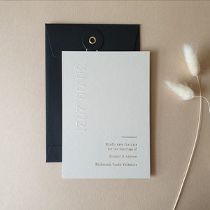 Tarjeta de boda con estampado dorado y relieve, moderna y minimalista, muestra de Lucie