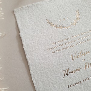 Gold Foil Wedding Invitation, Wreath, Monogram, Deckled, Torn edge, Minimal, Tilly Sample 画像 2