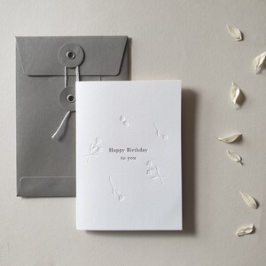 Tarjeta de feliz cumpleaños impresa con papel de aluminio y tipografía