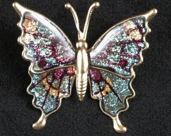 Broche papillon métallique des années 1960 en émail doré, 5 sections rivetées. Les couleurs violet, bleu et or se combinent à merveille, 1-7/8" X 1-5/8".