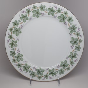 &quot;1950&#39;s NORITAKE (1 links) &quot;&quot;Madora&quot;&quot; Teller Grün Lila 10-1 / 2&quot;, Porzellan, Serpentin Boarder, kleine Gruppen von lila Blumen. Hergestellt in Japan.&quot;