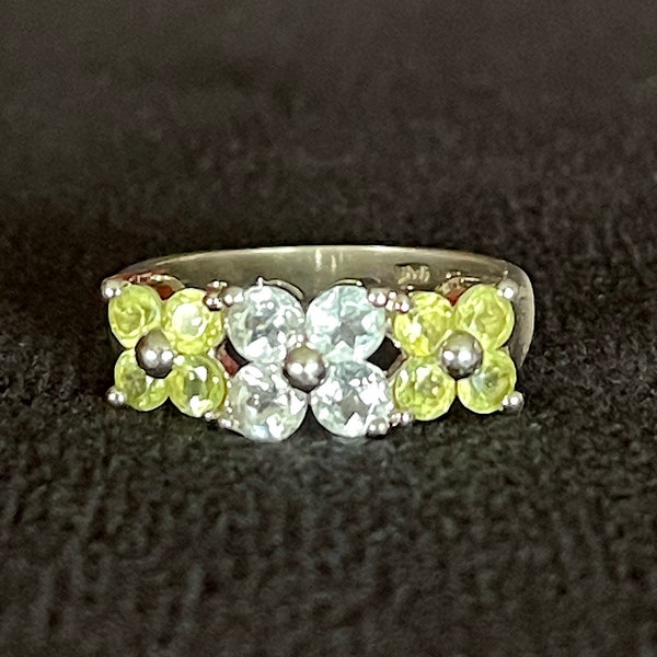 1980's Three Flowers with Faceted Faux peridot and Blue Topaz in Sterling Silver, Good Used Cond., Size 7.5, Band is worn of the Plating.
