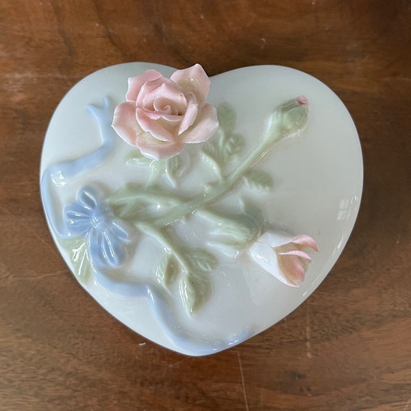 1980's-90's Heritage House Inc, Porcelain Music/Trinket Box, "Love Story" Heart Shaped 3D Pink Rose Blue Ribbon, Excellent Used VTG Cond.