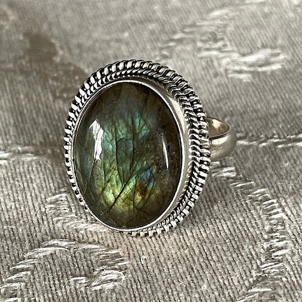 VTG Sterling Silver And Large Oval Labradorite Cabochon w Green Blue and Gray Fractions, Bezel Set w Rope border,  Exc. VTG Cond., Size 8.5