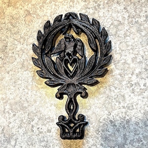 1960&#39;s-70&#39;s Cast Iron Eagle w Wreath & Heart, Early American Style Trivet, Collectible Decor, Excellent VTG Condition, Size in Photos