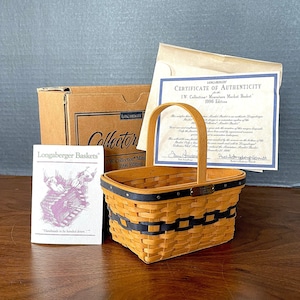 1996 Longaberger, J W Collection Miniatura, "Market Basket", Caixa de Membro Charter, Tan, Verde Teca Escuro, Dresden Ohio, EUA, Excelente Cond. VTG
