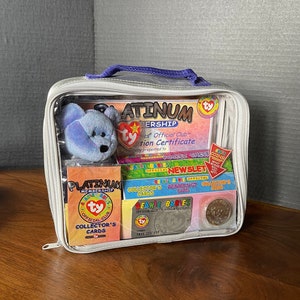 Adhésion Platine de Beanie Baby en 1999, étui en argent, ours lavande, cartes de collection, pièce de monnaie, certificat, excellent VTG Cond. Taille en photos