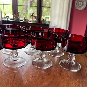 VTG-Scheibe. Cristal D&#39;Arques-Durand Ruby & Klare Champagne / Hohe Sherbets (6) Mod Ruby Top mit Kugelschaft, ausgezeichneter VTG Zustand, erscheinen unbenutzt.