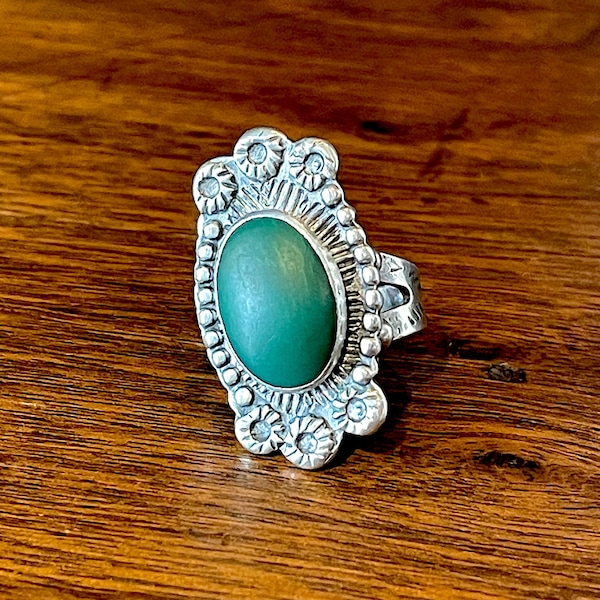 1980's Navajo Ring Oval Green Turquoise Cab in Sterling Silver Bezel Set w Lg Halo Sun Rays Flowers Dots , Excellent VTG Condition, S 6.5