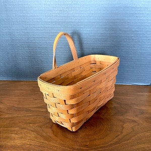 1990 Longaberger Wall Basket, Keys, Letters, Gloves, Leather Strap & Saw Tooth Hanger, Excellent VTG Cond., Lite Use If Any, Size in Photos.