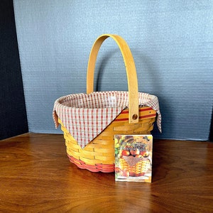 Longaberger "Homestead Basket" z 1999 r., historyczne odwrócone kopulaste dno, spiczasta podszewka z materiału, plastikowa wkładka, ulotka, doskonały, nieużywany stan.