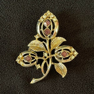 1970&#39;s Costume Faux Amethyst and Rhinestones Floral Brooch, Open Texture Leaves, Diamond Shaped Crystals, Exc. VTG Cond. Size in Photo