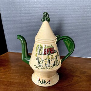 1956-1982  CA Provincial, METLOX, PoppyTrail, "Homestead" Coffee Pot, Beige,  Green, Burgundy, Farm Scene, Excellent VTG Cond. Chip on Lid