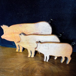 1970&#39;s-80&#39;s 3 Sizes of Pine Wood Cutout Silhouette Pigs w Black Wire Tails, Were Part of Something Else (Pegs on Feet), Excellent VTG Cond.