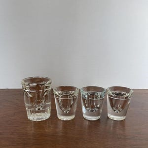 1960er Jahre LIBBEY Schwere Bottom-Schnapsgläser (3) und 1 Messbecher, separat erhältlich, weißes Linienmaß, ausgezeichneter VTG-Zustand. Erscheinen unbenutzt.