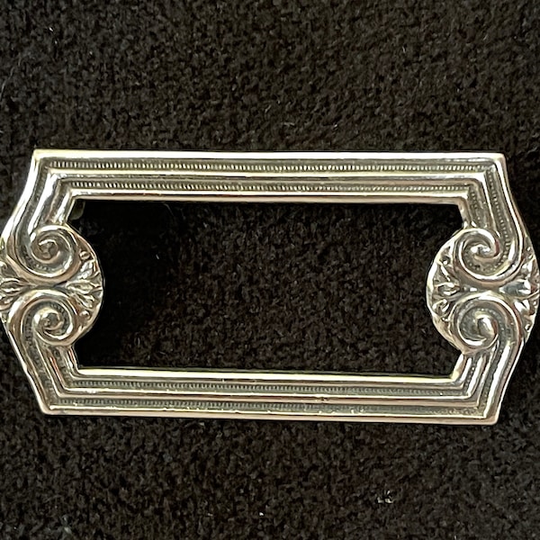 Open frame broche uit de jaren 60 en 70, Repousse zilverkleurige Victoriaanse stijl schelpontwerp, rechthoekige vorm, geweldige staat, zie foto's voor maat