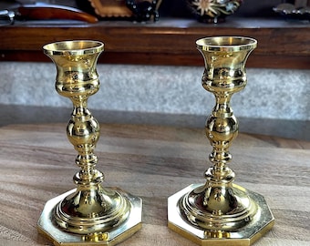 BALDWIN messing koloniale kandelaars uit de jaren 60 en 80, 5" x 2-7/8" voet, zeer lichte slijtage, geen schade, gemaakt in de VS.