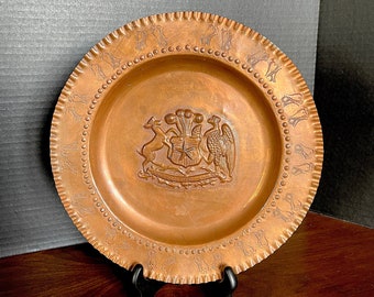 Assiette en cuivre forgé à la main des années 1950-60, « Republic Ade Chlle », assiette murale, présentoir souvenir/patriotique, excellent état VTG, belle patine