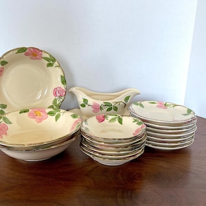 Conjunto de 14 peças Franciscan "Desert Rose", incluindo tigelas de sopa, tigelas de frutas, 1 molheira e pires, fabricado nos EUA entre 1941 e 1984. Produto em excelente estado de conservação, nunca usado.