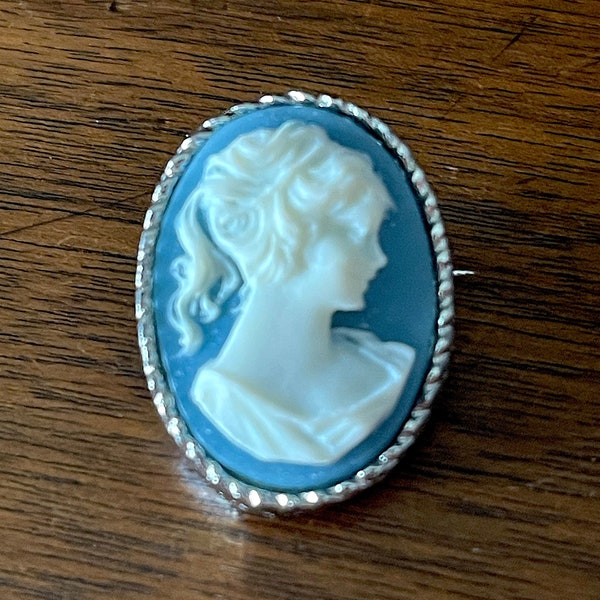 1950's-60's Blue Porcelain Off White Lady's Cameo, Silver Tone Saw Tooth Bezel Set Mount, Roll Over Clasp, Excellent VTG Condition