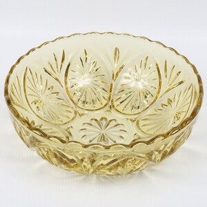 1960&#39;s Medallion Bowl, Honey Gold, Anchor Hocking Round Serving Yellow Bowl. Near MINT Condition.