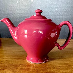 HALL Porslin för McCormick Tea i Baltimore, MD. "Old Rose" Tekanna, Rund Kropp, Bekvämt Handtag, Uppåtböjd Pip, 6 Koppar, Oanvänd, Nagg på Insidan av Toppen