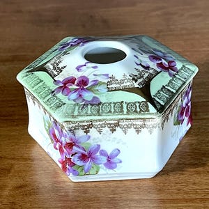 C. S. PRUSSIA Carl Schlegelmilch, Violetas Verde Menta e Branco com Detalhes Dourados, Receptor de Cabelo. Sem Danos, Exceto Lasca na Parte Superior do Pote (Veja a Foto).
